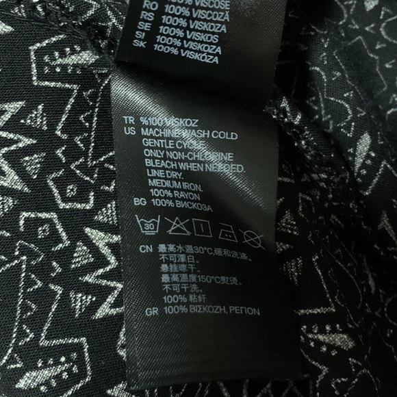 H&M Divided Cut Out Detail Geometric Print Dress - Picture 10 of 12